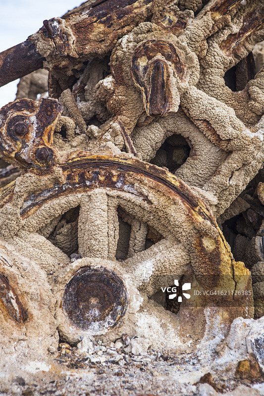 索尔顿海生锈的旧起重机上的齿轮图片素材