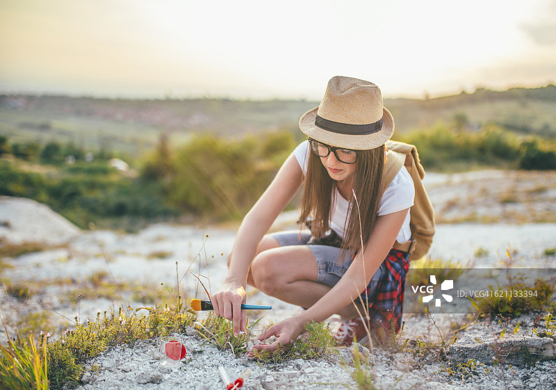 地质学家采集样本图片素材