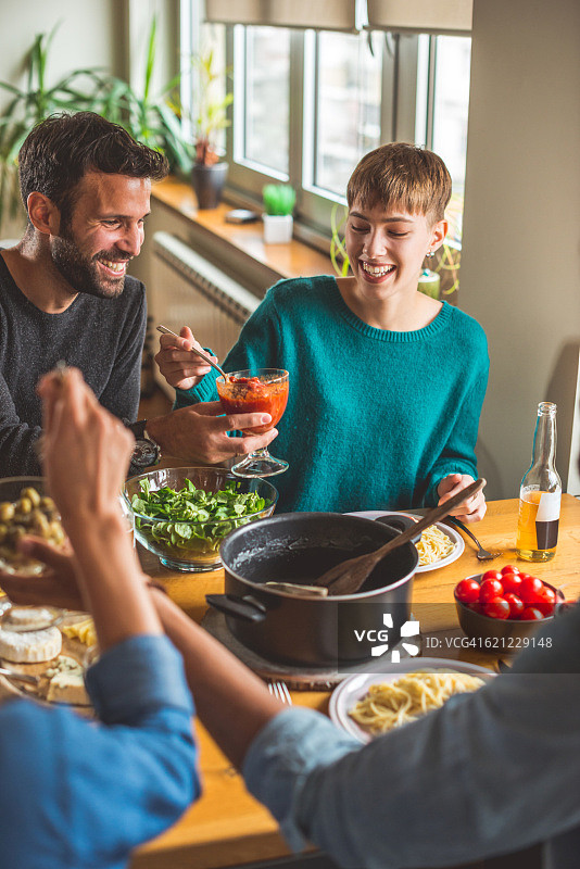 品尝美味佳肴图片素材