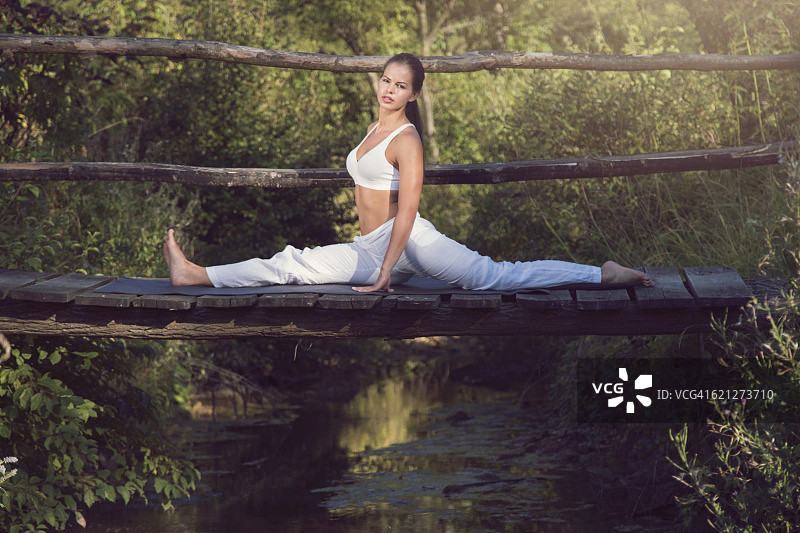 在木桥上做瑜伽图片素材