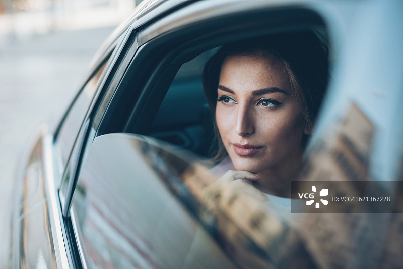 严肃的女人看着车窗外图片素材
