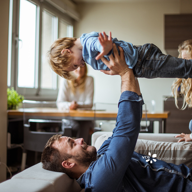 他永远不会让我倒下！图片素材