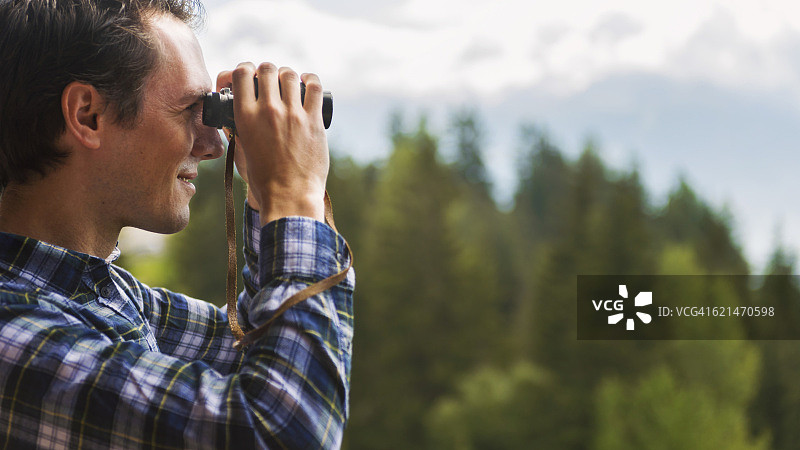 在山区工作的迷人林务员图片素材