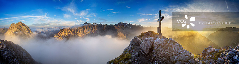 山顶十字架日落图片素材