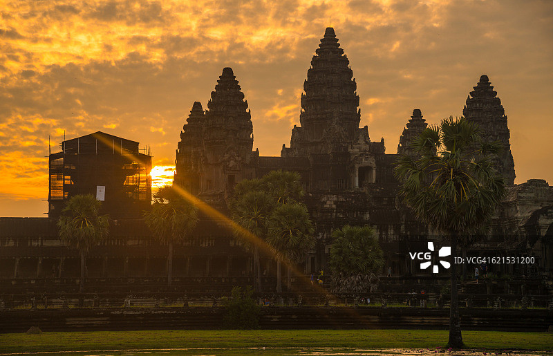 柬埔寨暹粒吴哥窟日出剪影图片素材
