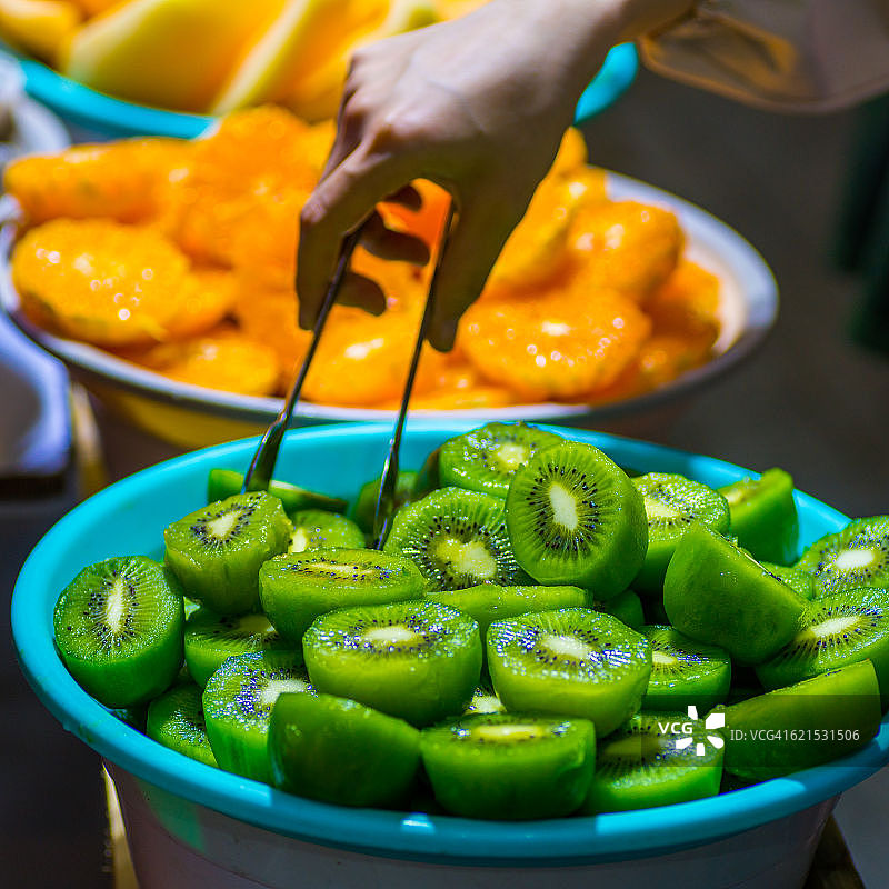 大碗中的新鲜猕猴桃图片素材