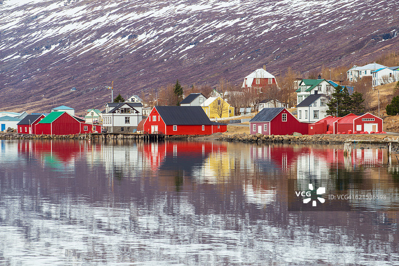 冰岛东部小村庄埃斯基峡湾的倒影图片素材