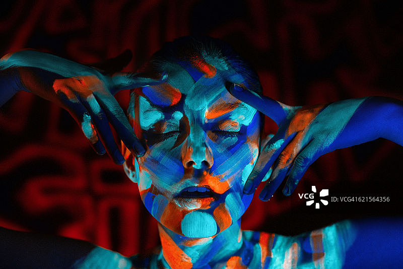 化着紫外线妆容的美女图片素材