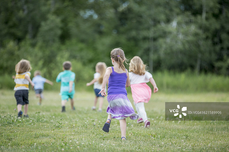 在公园里玩捉人游戏图片素材