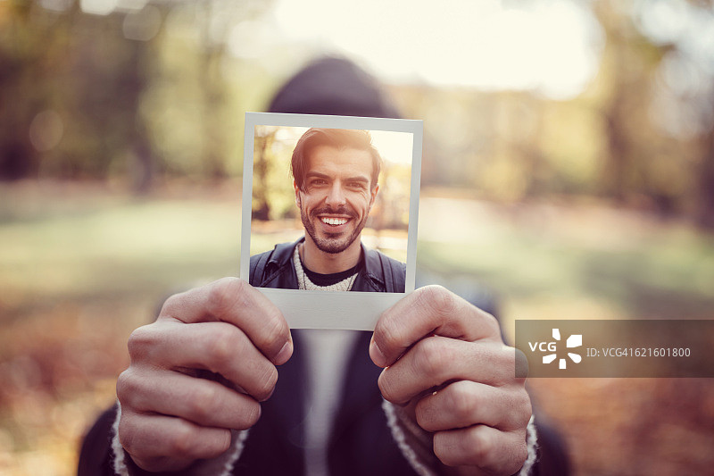 展示即时照片的年轻男人图片素材