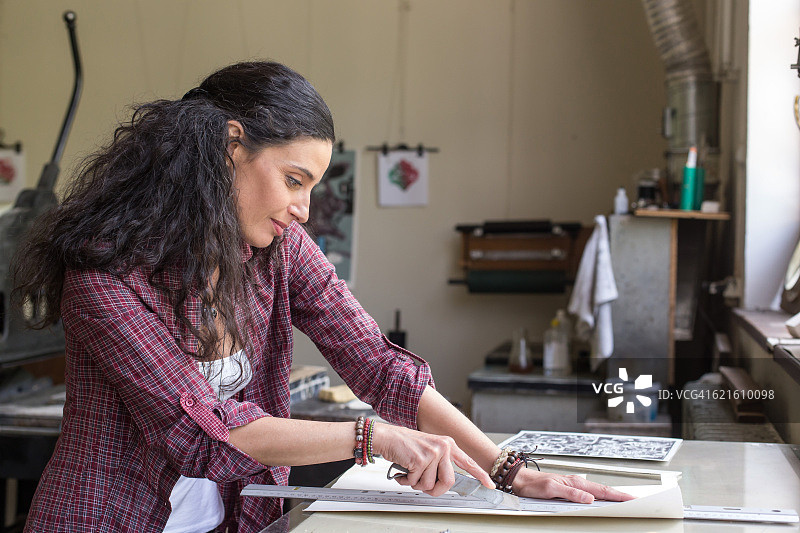 车间里的女性石版印刷工人图片素材