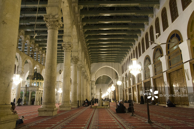 穆斯林在倭马亚清真寺祈祷图片素材