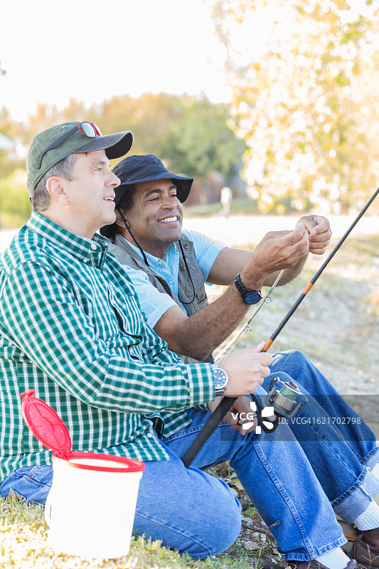 退休的朋友们一起钓鱼图片素材