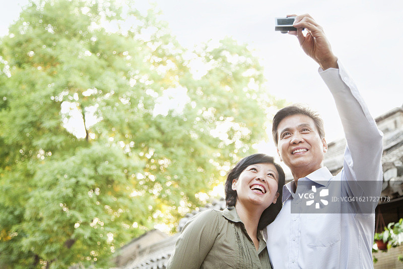 老年夫妇游客自拍图片素材