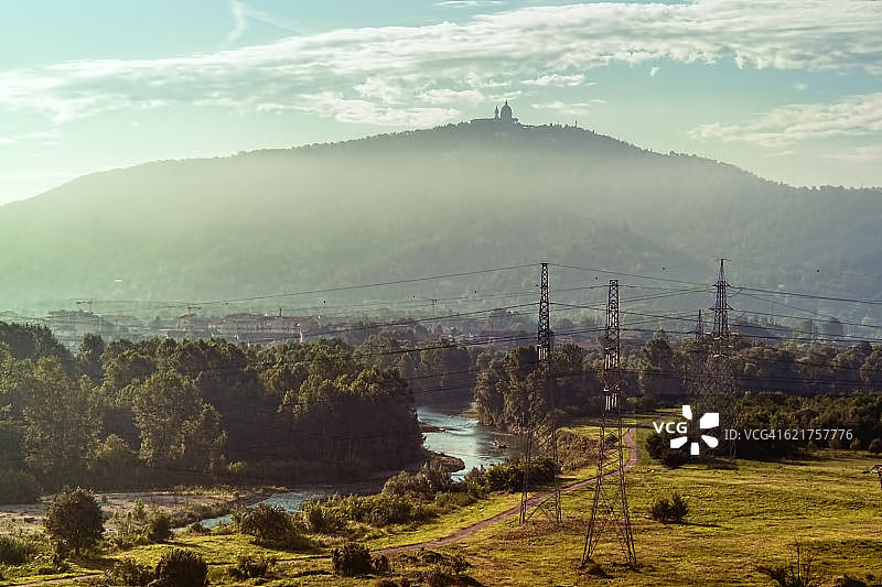意大利都灵城市及其河流山脉和苏佩尔加大教堂轮廓的风景图片素材