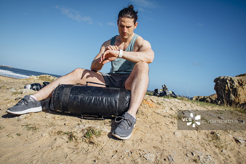 训练期间查看他的智能手表图片素材