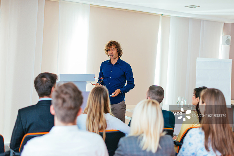 与年轻参与者们进行生活指导图片素材