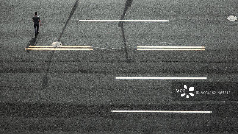 男子在上海过马路图片素材