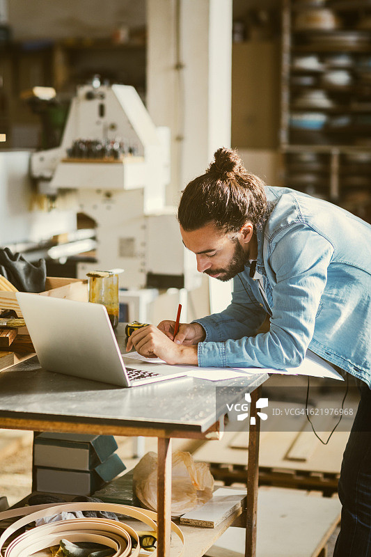 在工作室里的男木匠图片素材