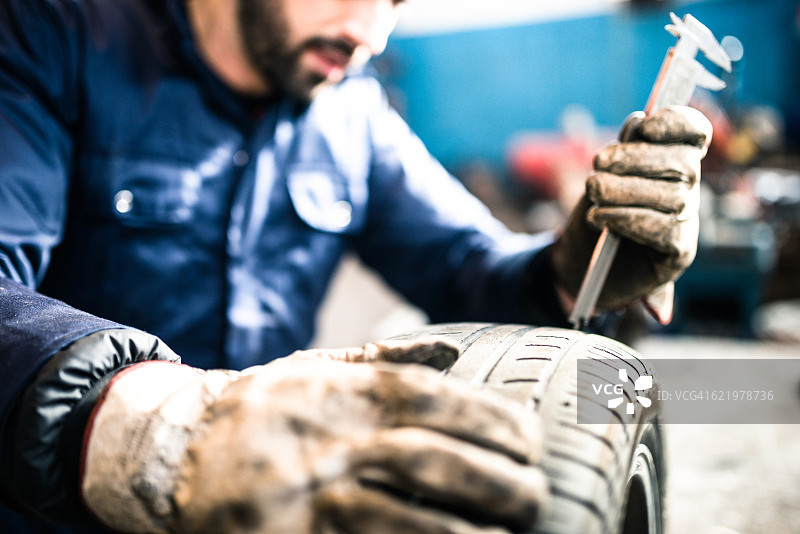 轮胎修理工检查轮胎完整性图片素材