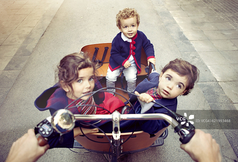 父亲骑着货运自行车图片素材