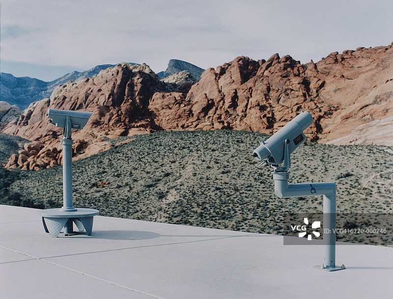 岩石地貌旁的望远镜图片素材