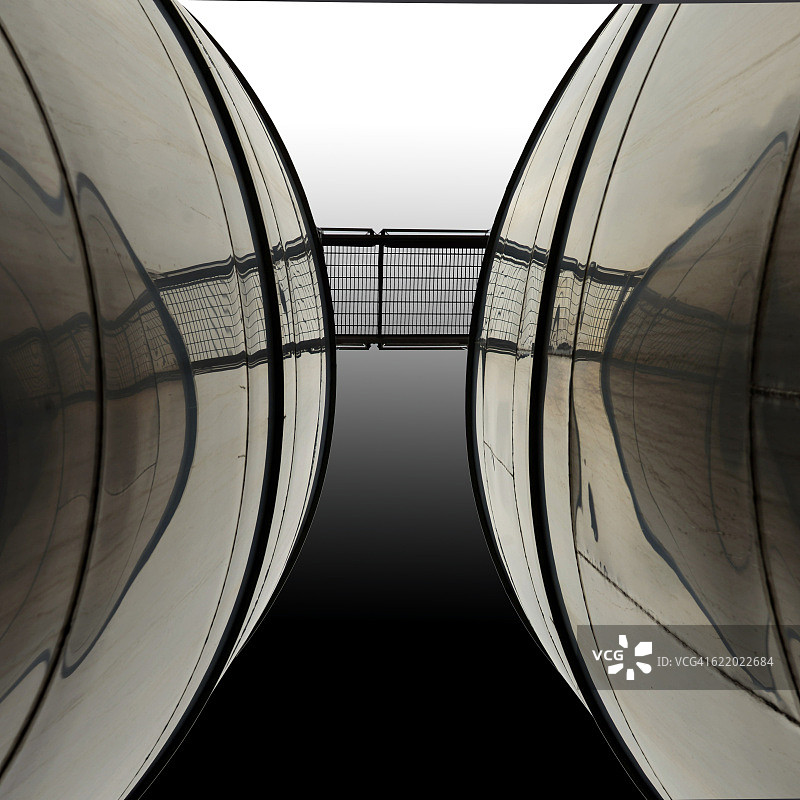 两个筒仓之间的通道图片素材