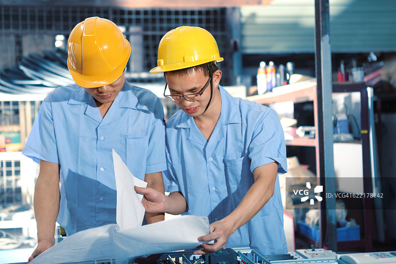 工人讨论计划图片素材