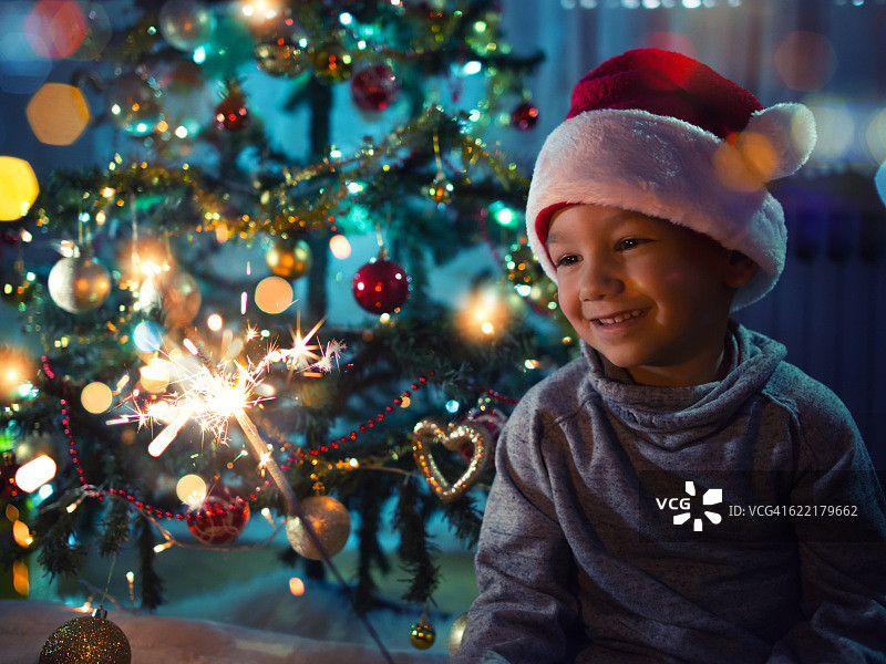 小男孩拿着圣诞烟花图片素材