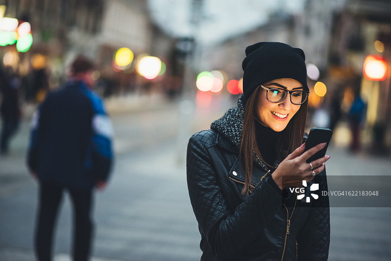 正在用手机发短信的年轻女人图片素材