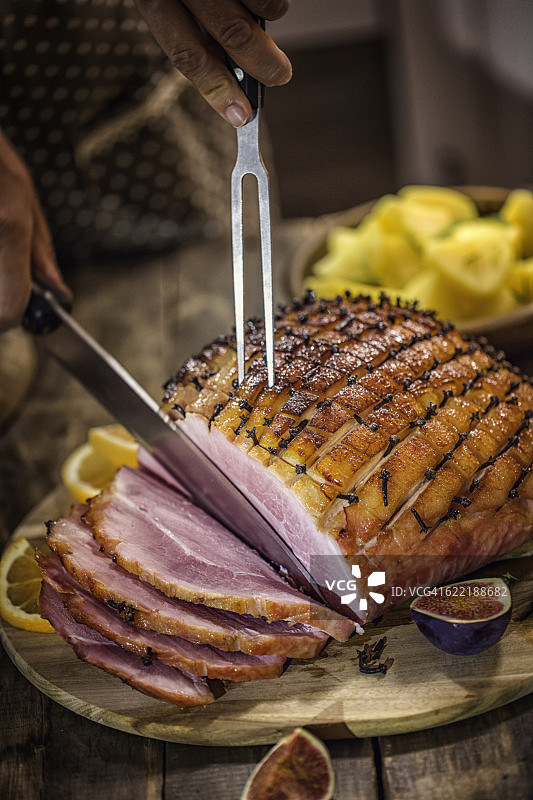 雕刻蜜汁火腿配丁香图片素材