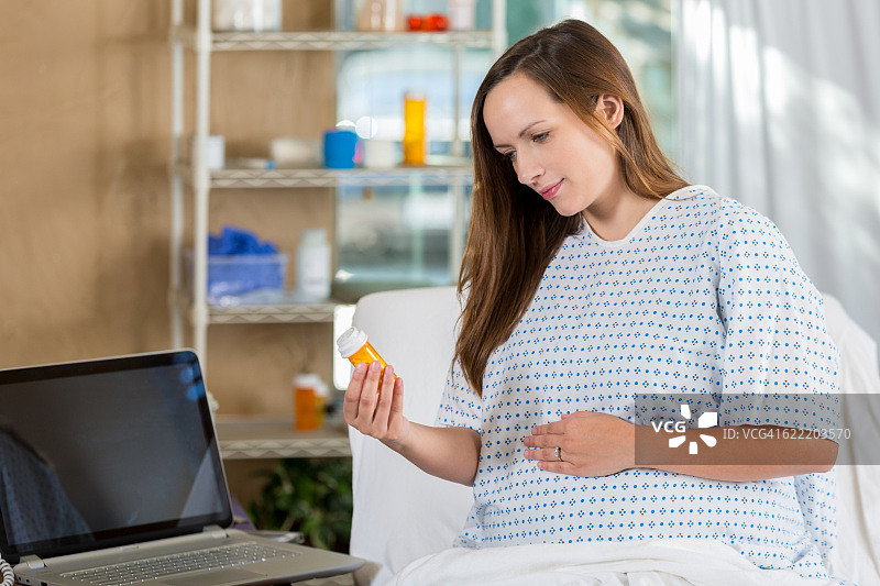 年轻孕妇看着处方图片素材