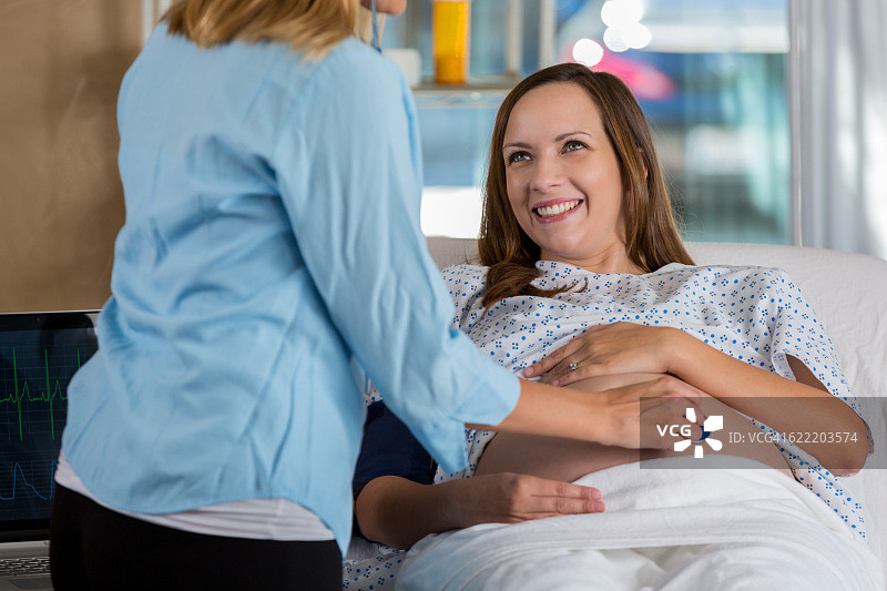 妇产科医生检查孕妇图片素材