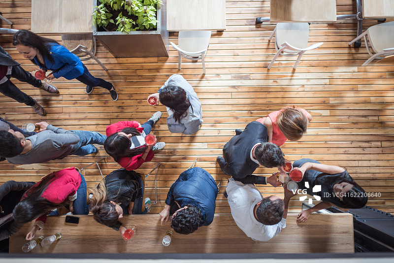 人们在餐厅喝酒图片素材