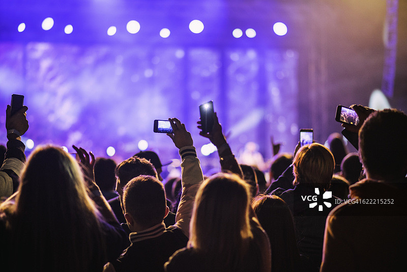 节日参与者拍摄流行音乐会图片素材