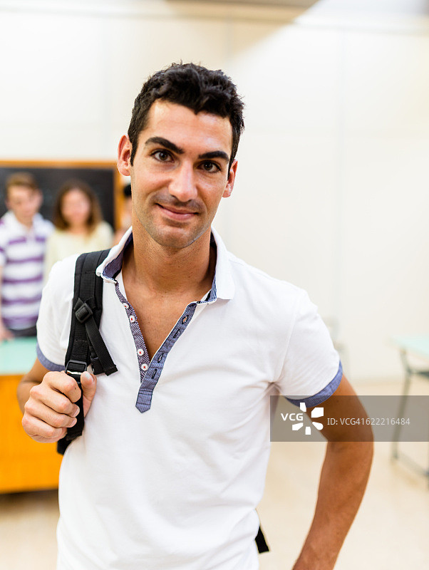 在教室里微笑的大学生图片素材