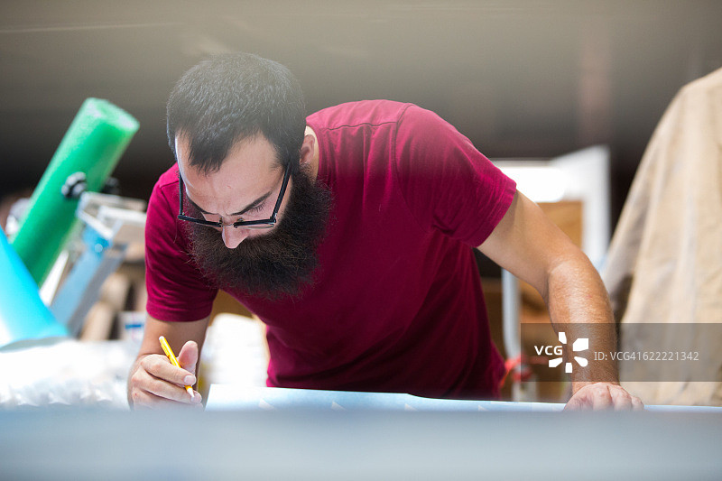 在工作室工作的艺术家图片素材