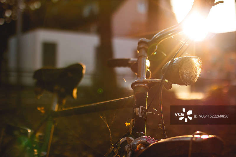 被遗忘的自行车与秋日日落图片素材