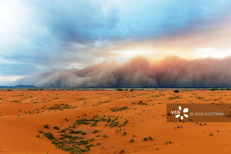 逼近摩洛哥梅尔祖卡居民点的沙尘暴，位于非洲切比沙丘沙漠图片素材