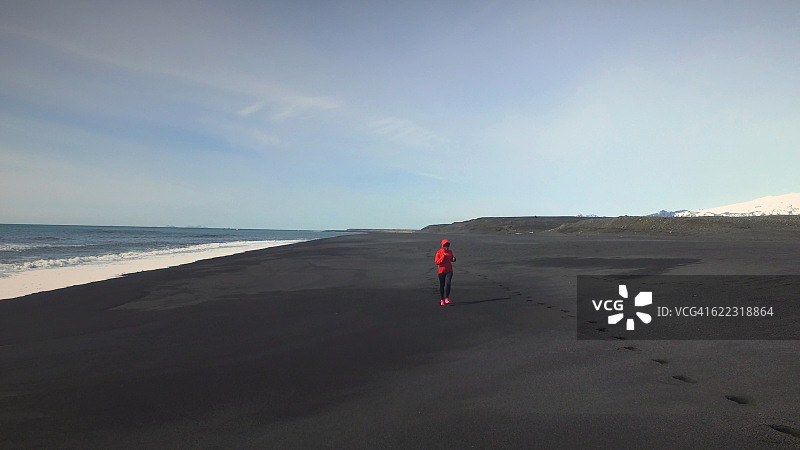 在冰岛的年轻女运动员图片素材