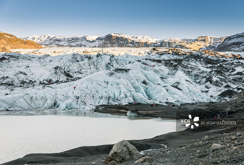 人们在冰岛斯维纳费尔冰川徒步旅行图片素材