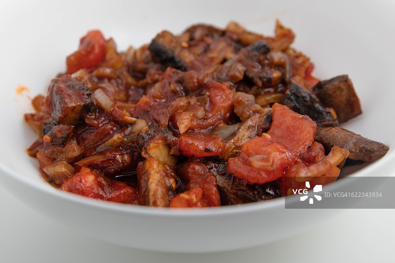 放着炸波多贝罗蘑菇和西红柿的白色盘子图片素材