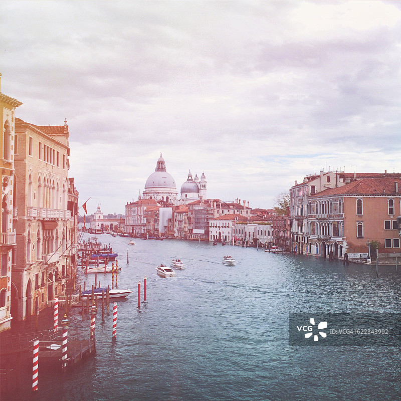 意大利威尼斯大运河，可欣赏圣玛丽亚德拉萨卢特教堂的景色图片素材