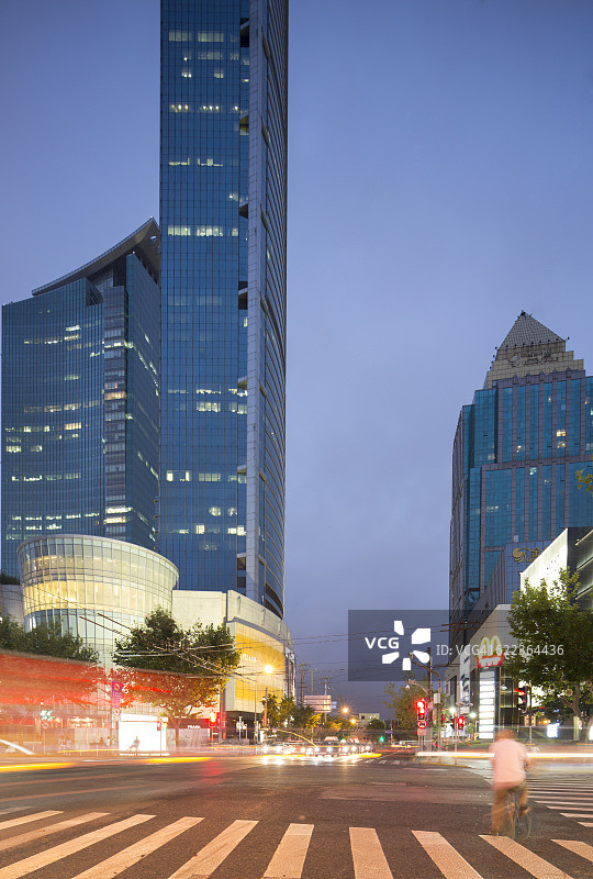 上海南京西路夜景地标建筑群图片素材