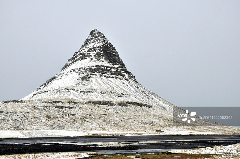 冰岛斯奈山半岛的教会山雪山图片素材