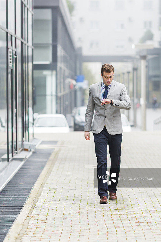 赶着去工作图片素材