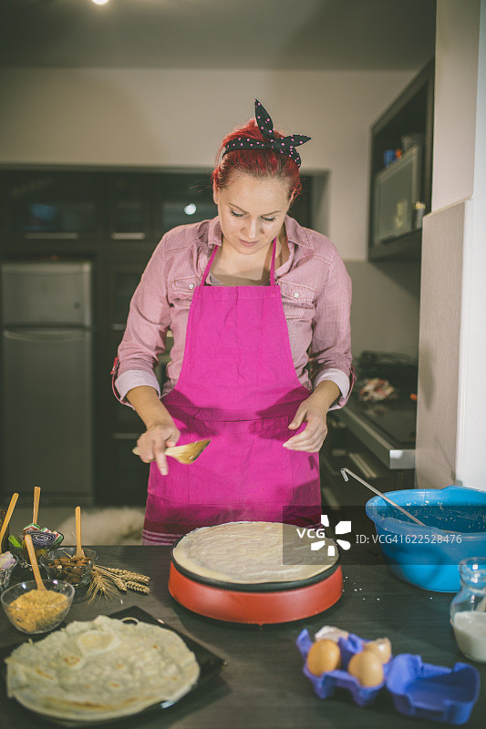 制作薄煎饼的女人图片素材