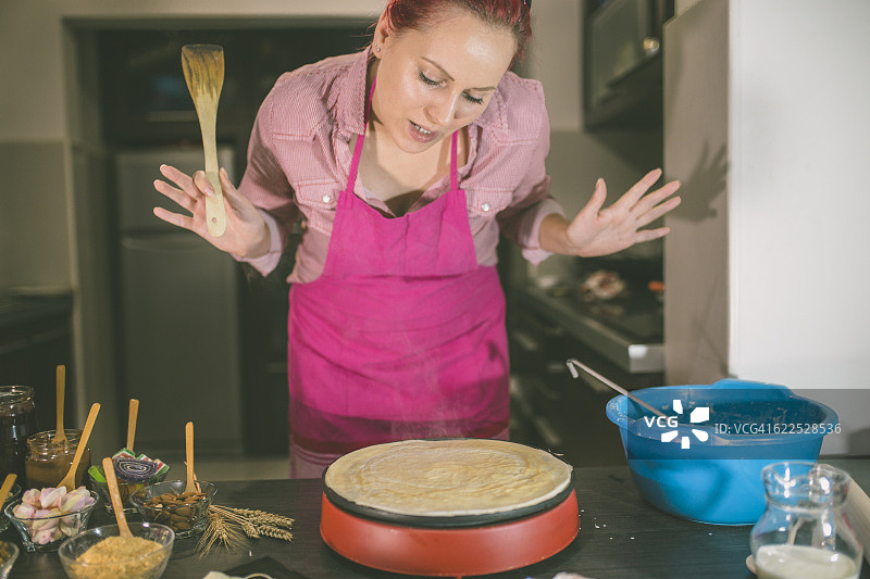 制作薄煎饼的女人图片素材