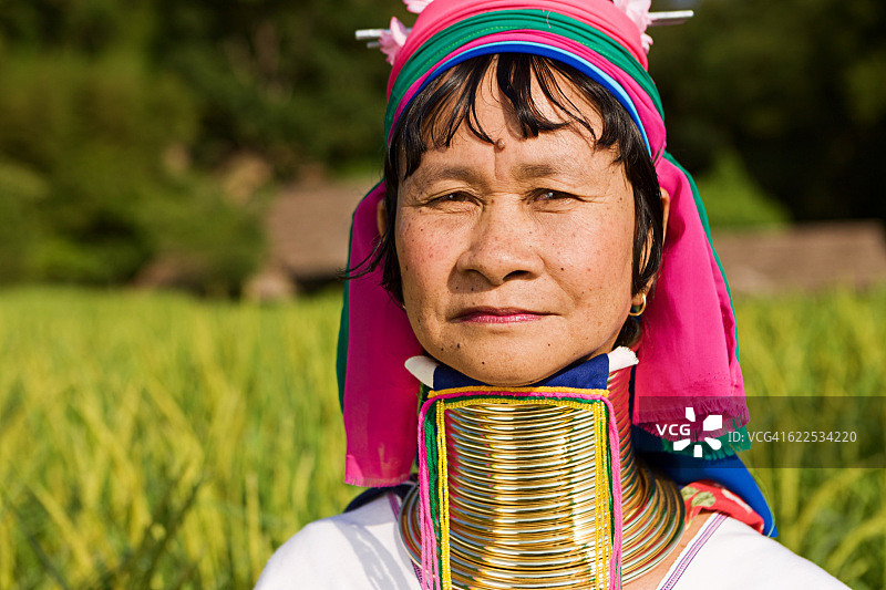 长颈喀伦族女人肖像图片素材
