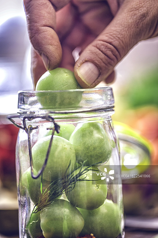 罐装有机胡萝卜和绿色西红柿图片素材